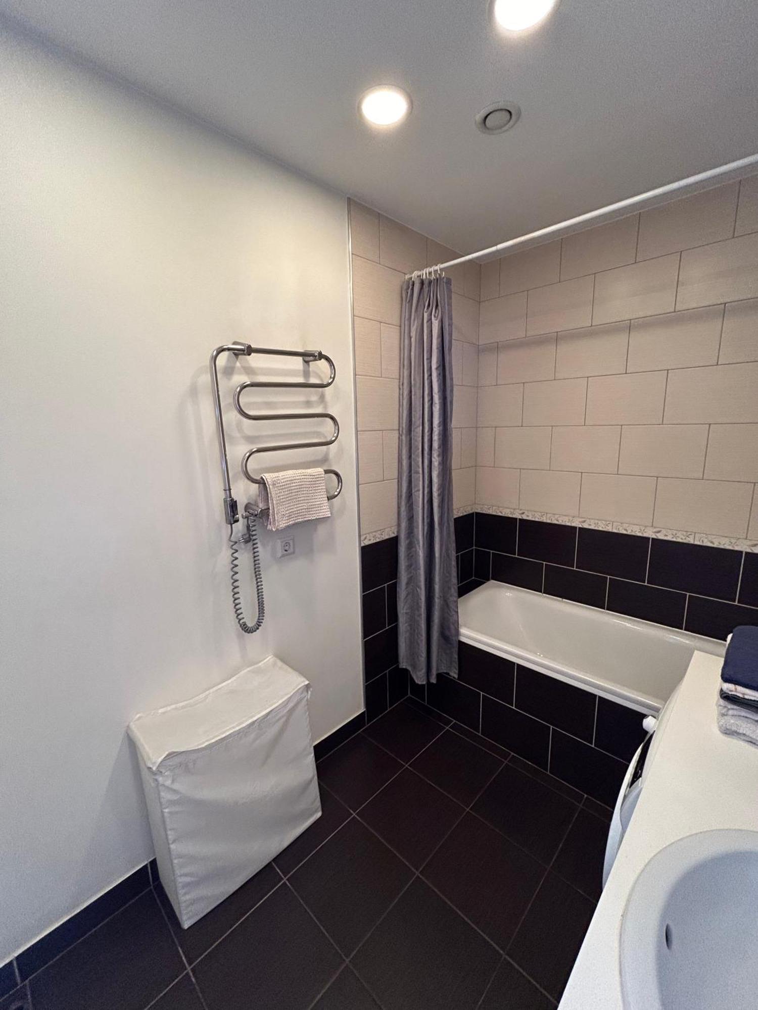 Your Home - Spacious Apartment In City Center, With Balcony & Self Check-In Вильнюс Экстерьер фото