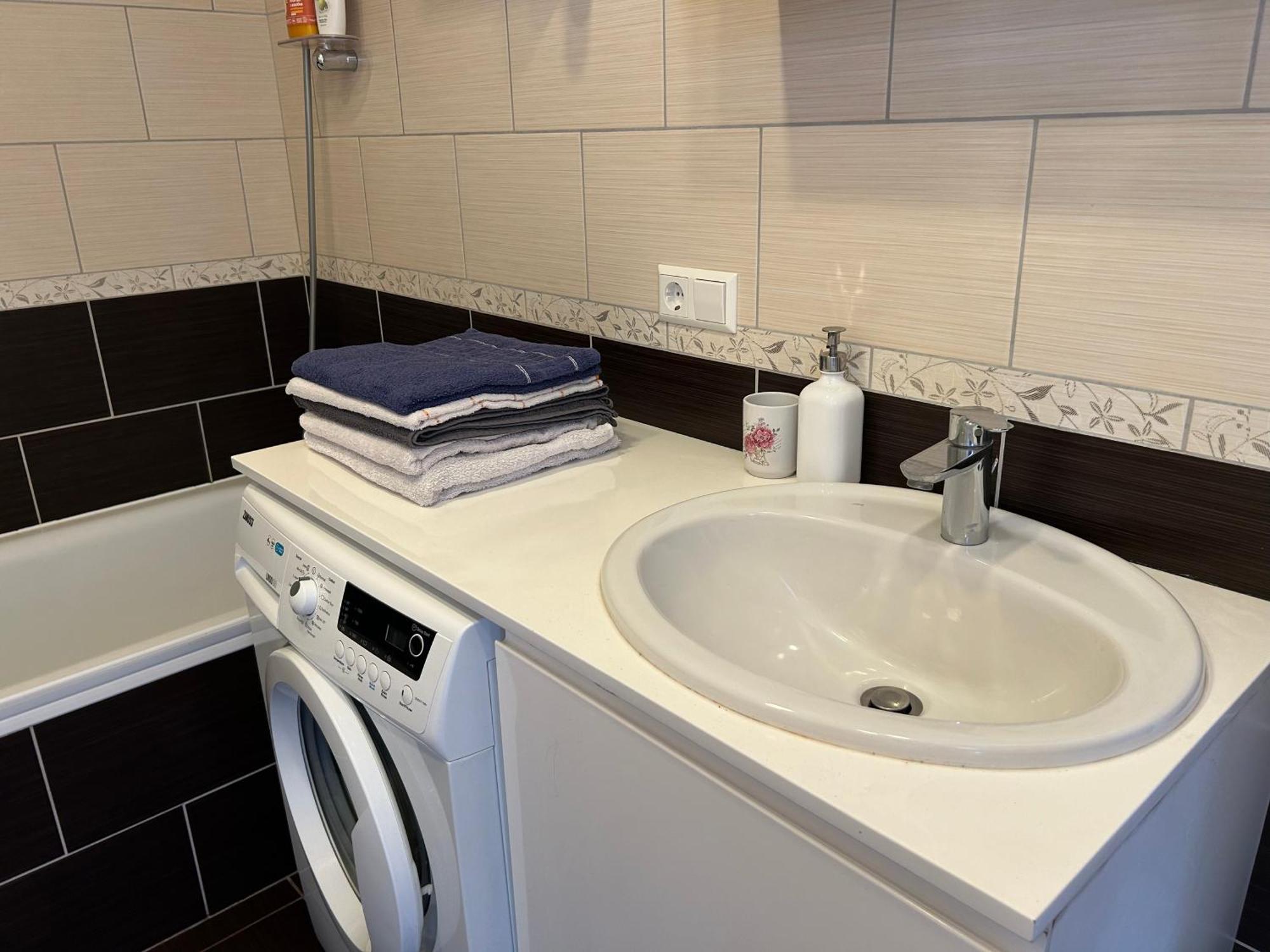 Your Home - Spacious Apartment In City Center, With Balcony & Self Check-In Вильнюс Экстерьер фото